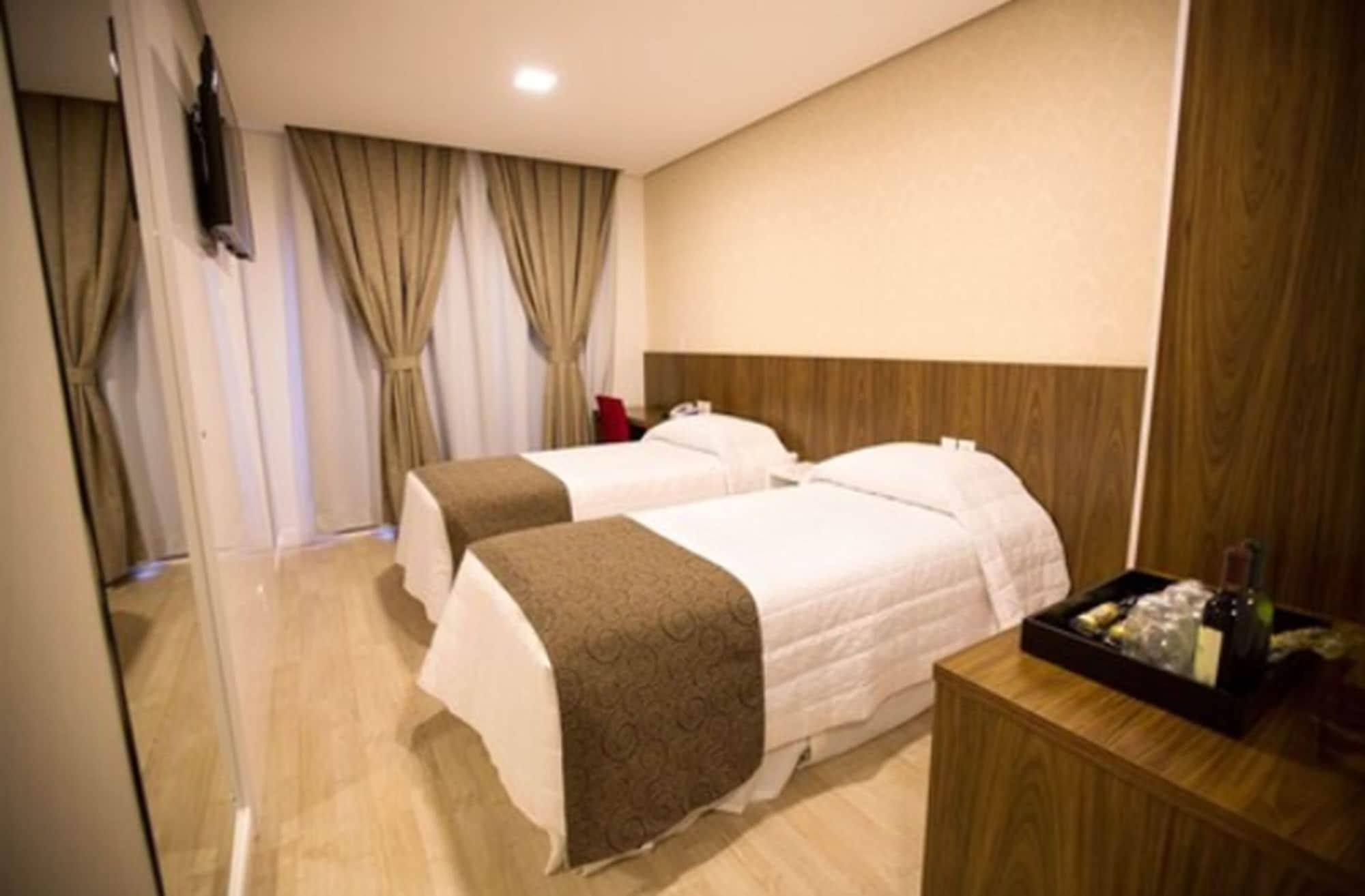 Holiday & Business Hotel - Em Frente Ao Centro De Eventos E Arena Conda Шапеко Экстерьер фото