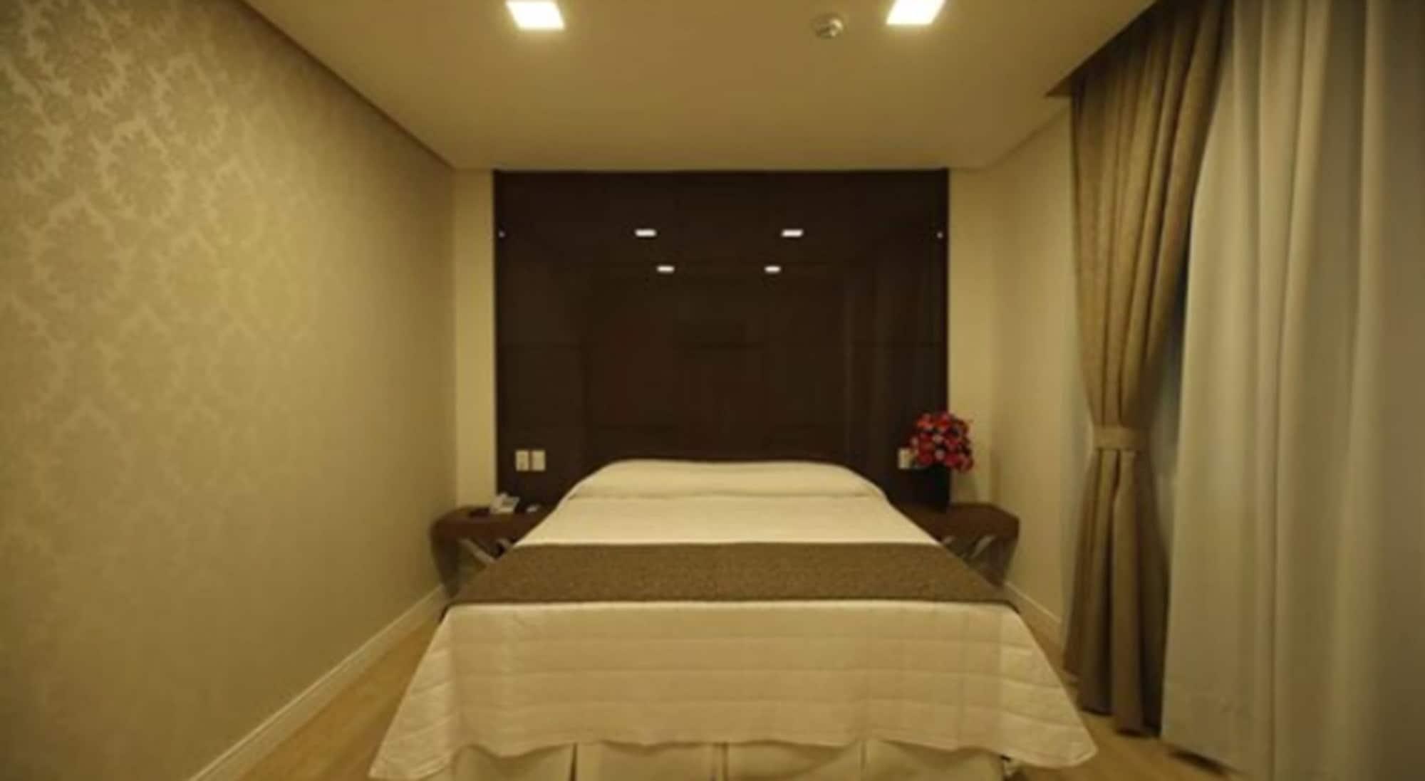 Holiday & Business Hotel - Em Frente Ao Centro De Eventos E Arena Conda Шапеко Экстерьер фото
